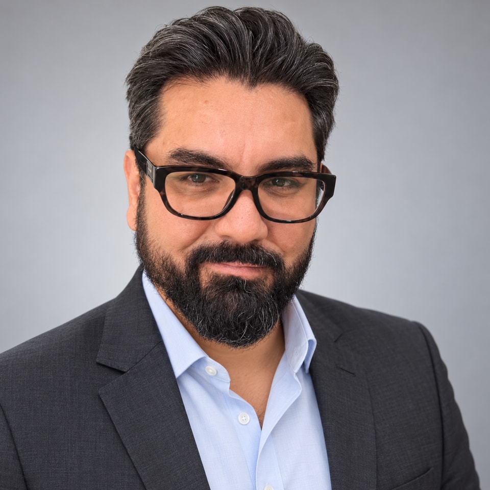 Studio headshot of Ricardo Villaseñor